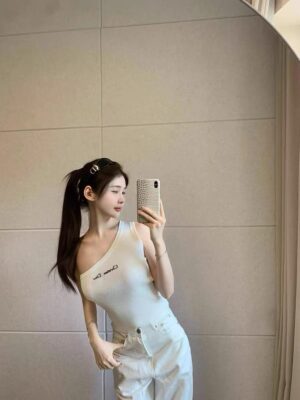 CD 어시메트릭 숄더 레터링 베스트