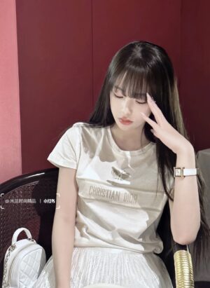 슬림 핏 나비 자수 반팔 티셔츠
