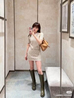 리브드 카라 티셔츠 + 스커트 세트 (부조 디자인)
